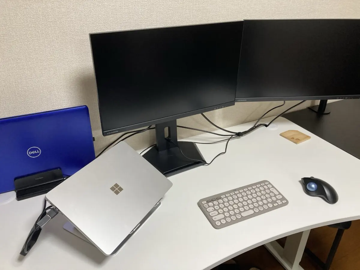 モニターアームと付属スタンドを使用したデスク環境