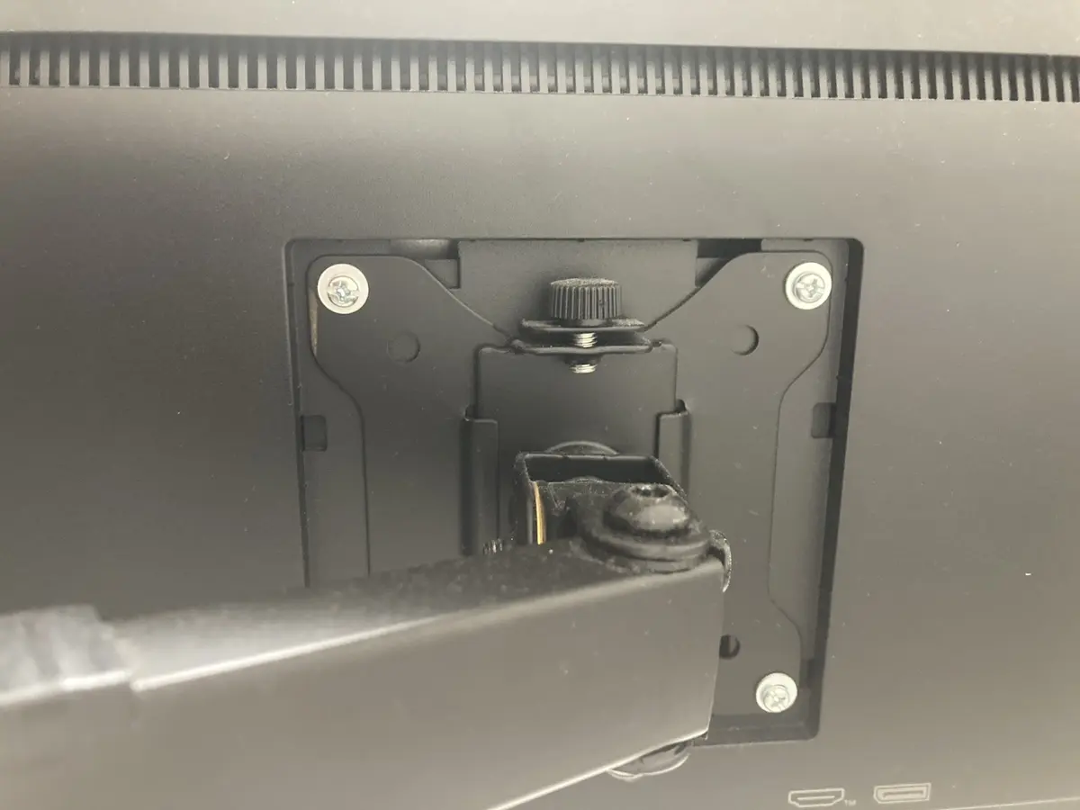 D242SA背面に取り付けた100-LA062のVESA金具