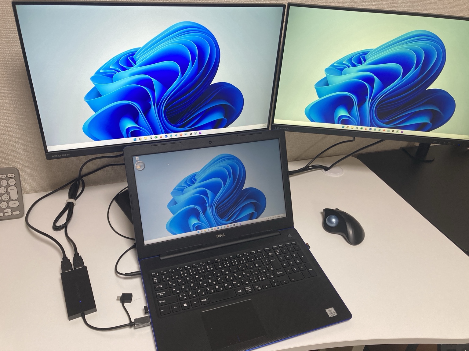 WAVLINK WL-UG7602HCでDell Inspiron 3593と外部モニター2台を接続した様子