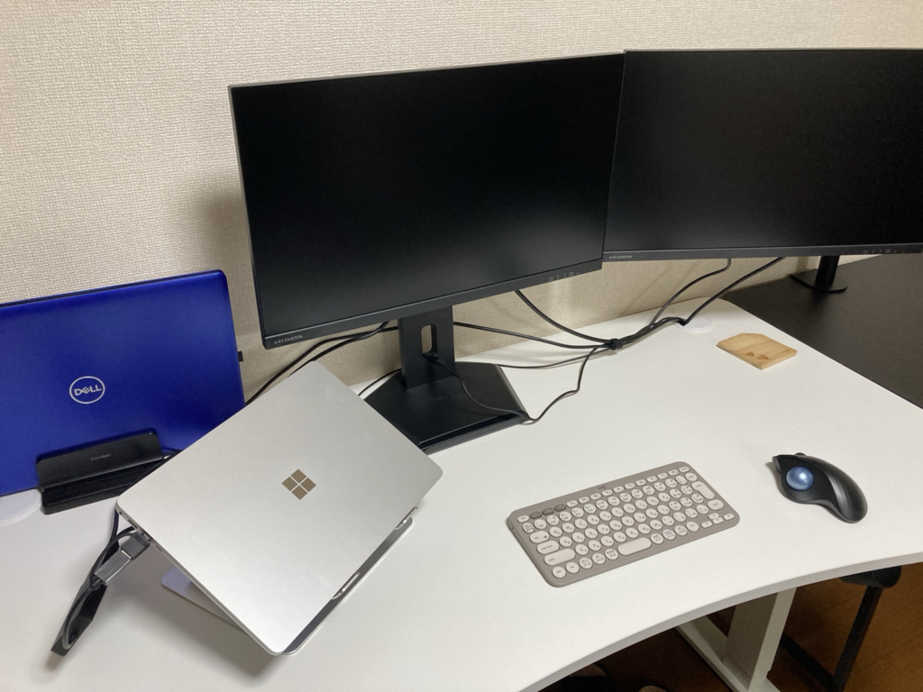 Surface Laptop 第7世代をWAVLINK経由で外部モニター2台に接続した様子