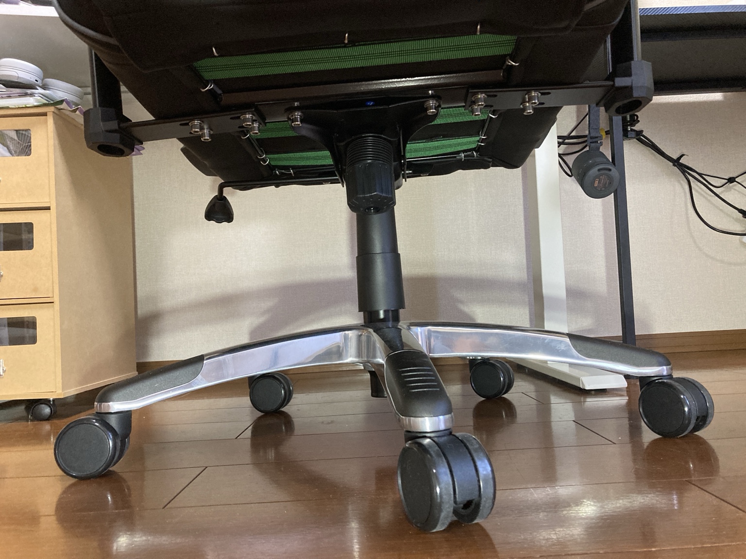 AKRacing Pro-X V2の五本脚とPUキャスター
