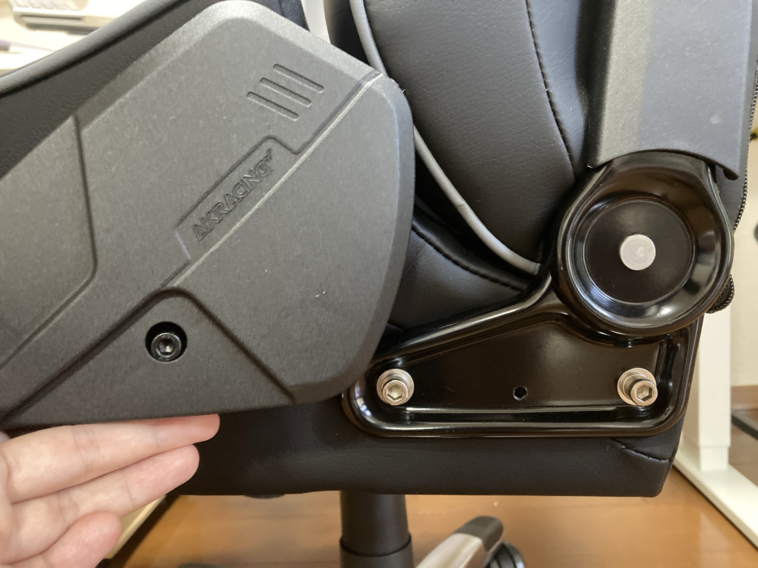 AKRacing Pro-X V2の座面と背もたれを固定する接合部
