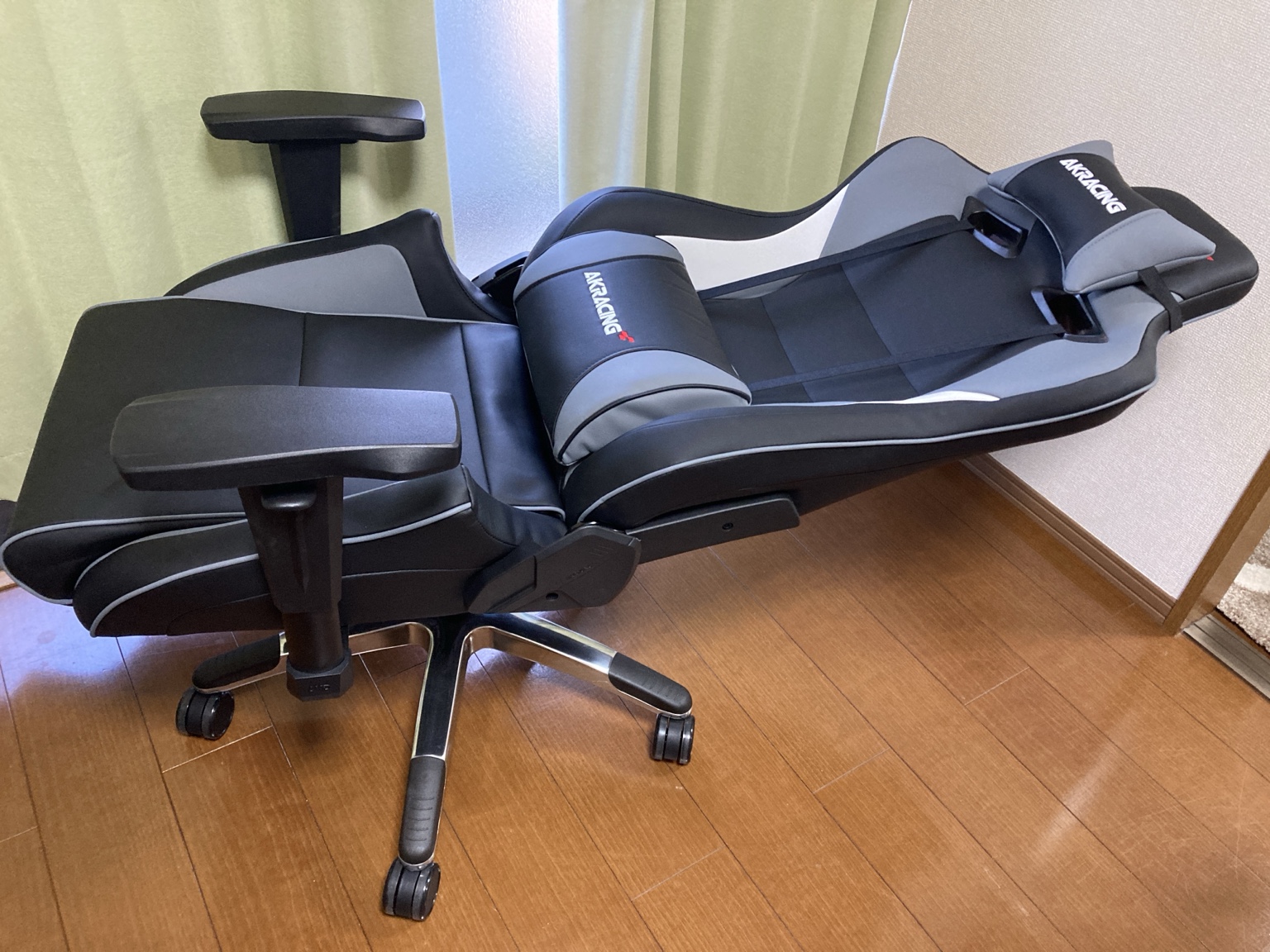 背もたれを倒したAKRacing Pro-X V2