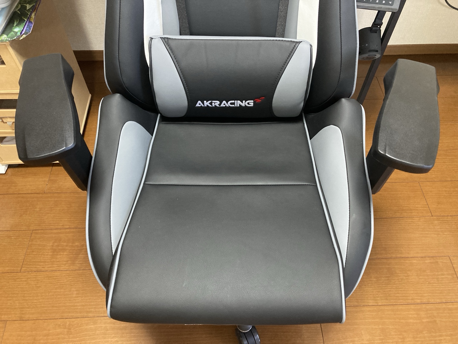 AKRacing Pro-X V2の厚く広い座面