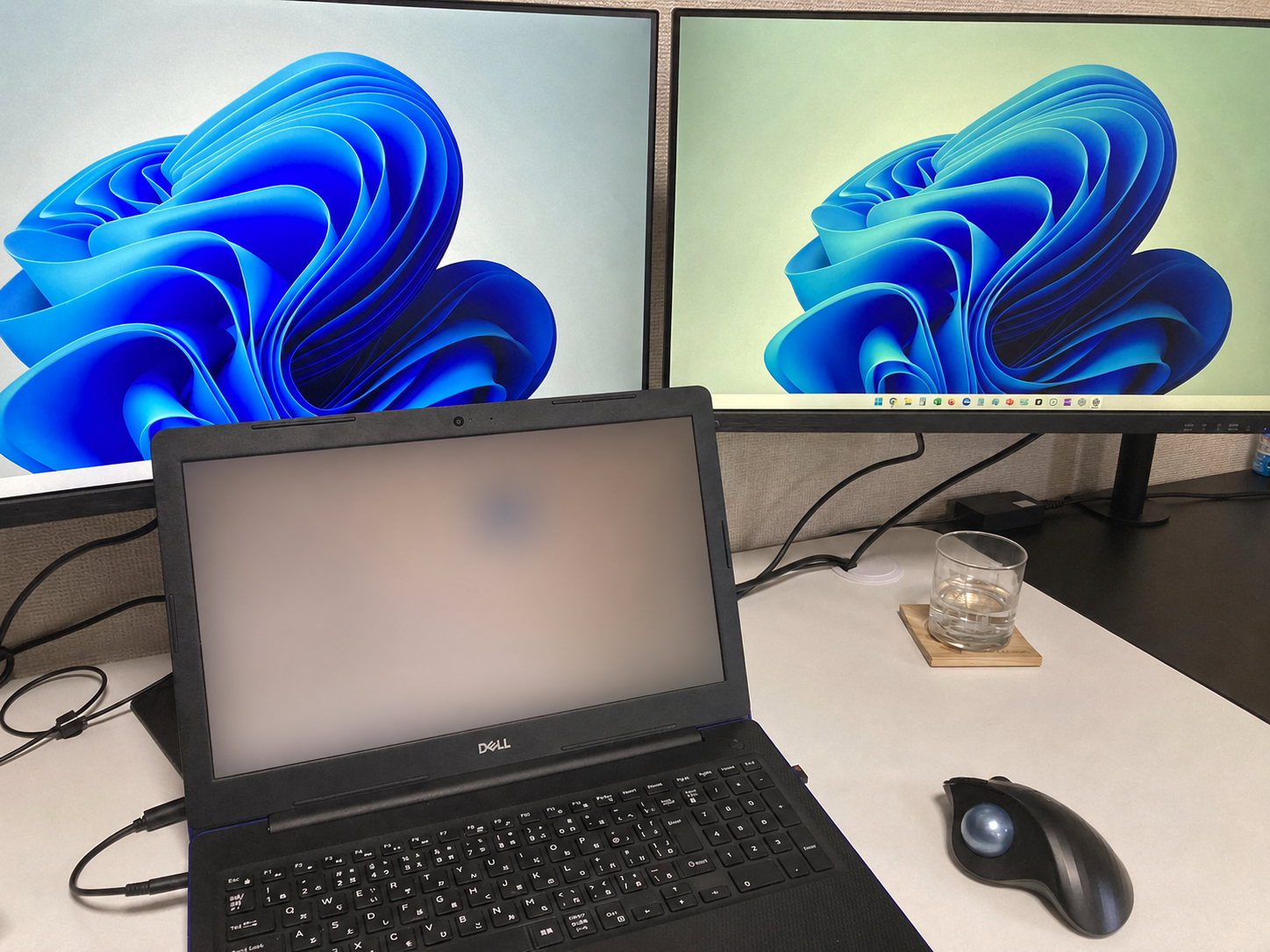 外部モニター2台とノートPCを接続したデスク環境