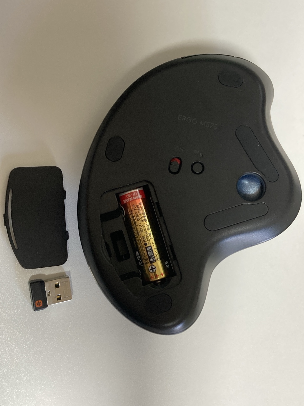 Logicool ERGO M575の電池収納部とUSBレシーバー