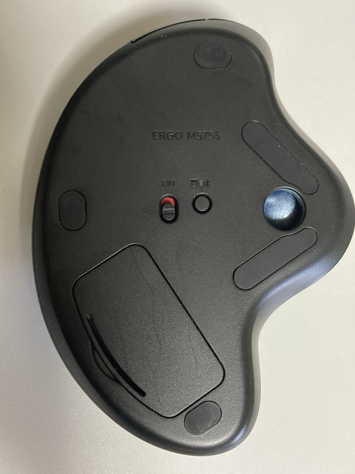 Logicool ERGO M575の底面ラベルとボール取り外し用の穴