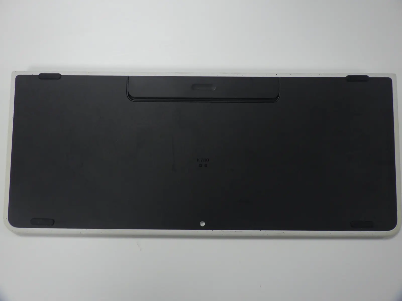 Logicool K780の背面とゴム足
