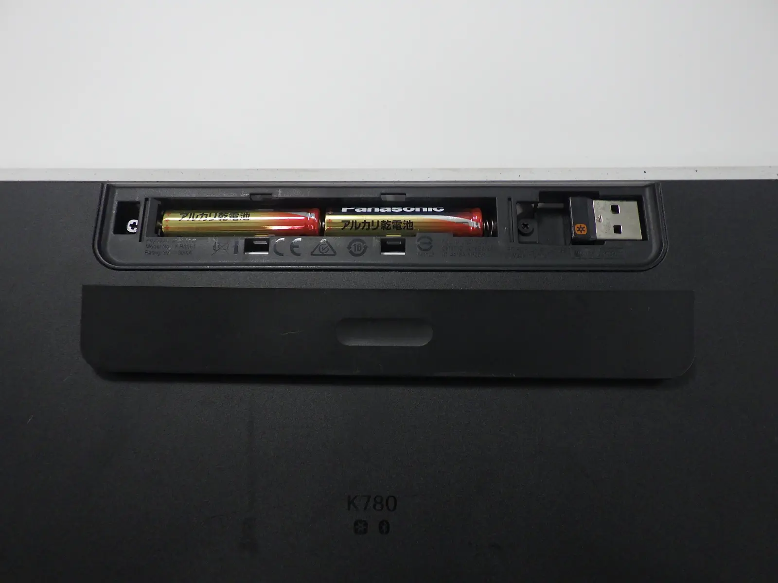 Logicool K780の電池室とUnifying USBレシーバー収納
