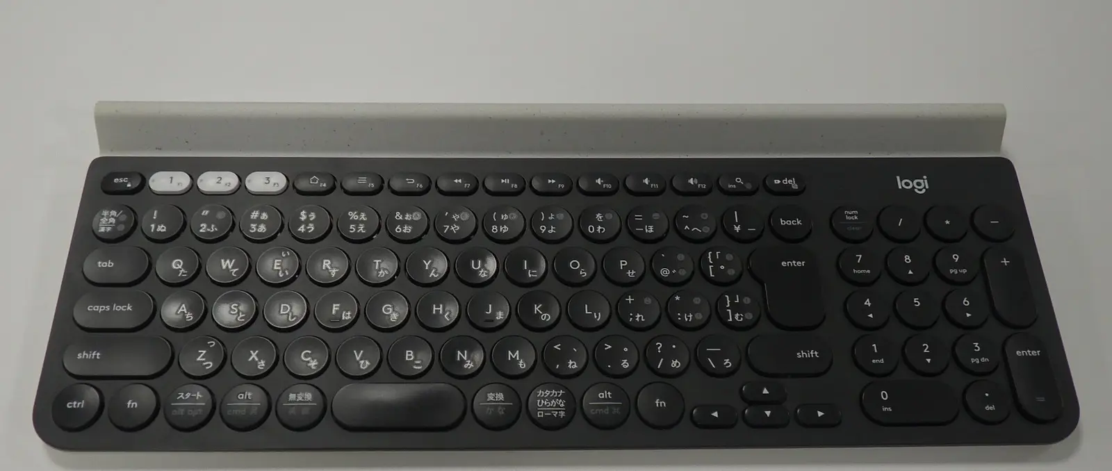 Logicool K780上部の空のスマートフォン・タブレット用クレードル