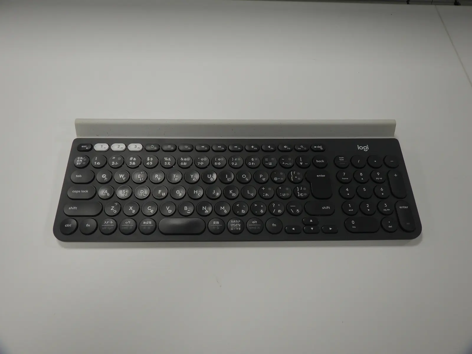 Logicool K780の横幅とテンキーを含む本体全体