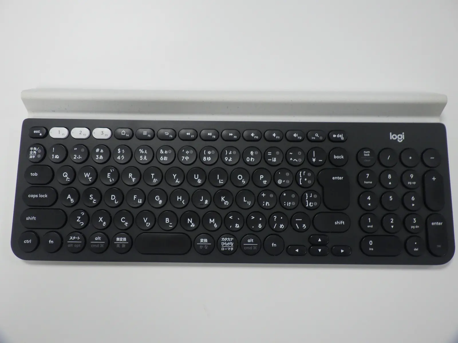 Logicool K780の日本語配列を正面から撮影した全体像