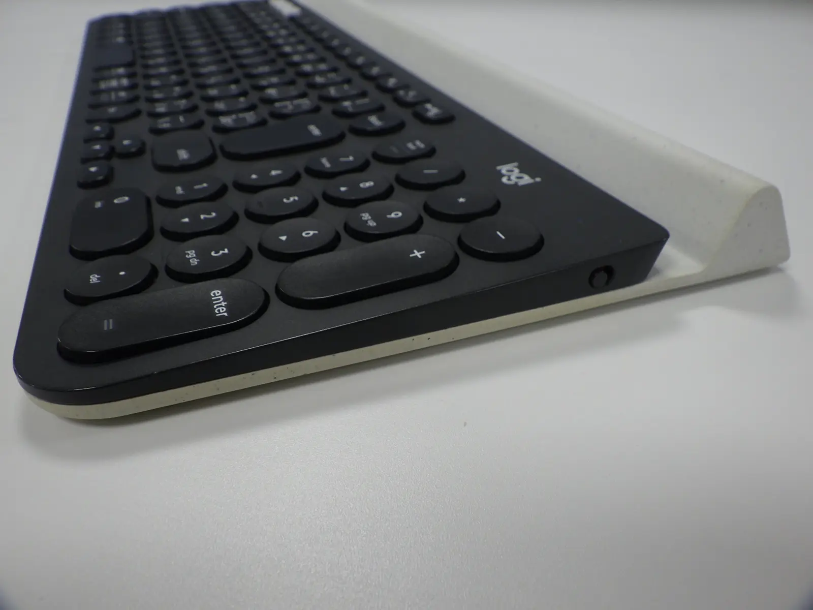 斜めから見たLogicool K780の丸いキー