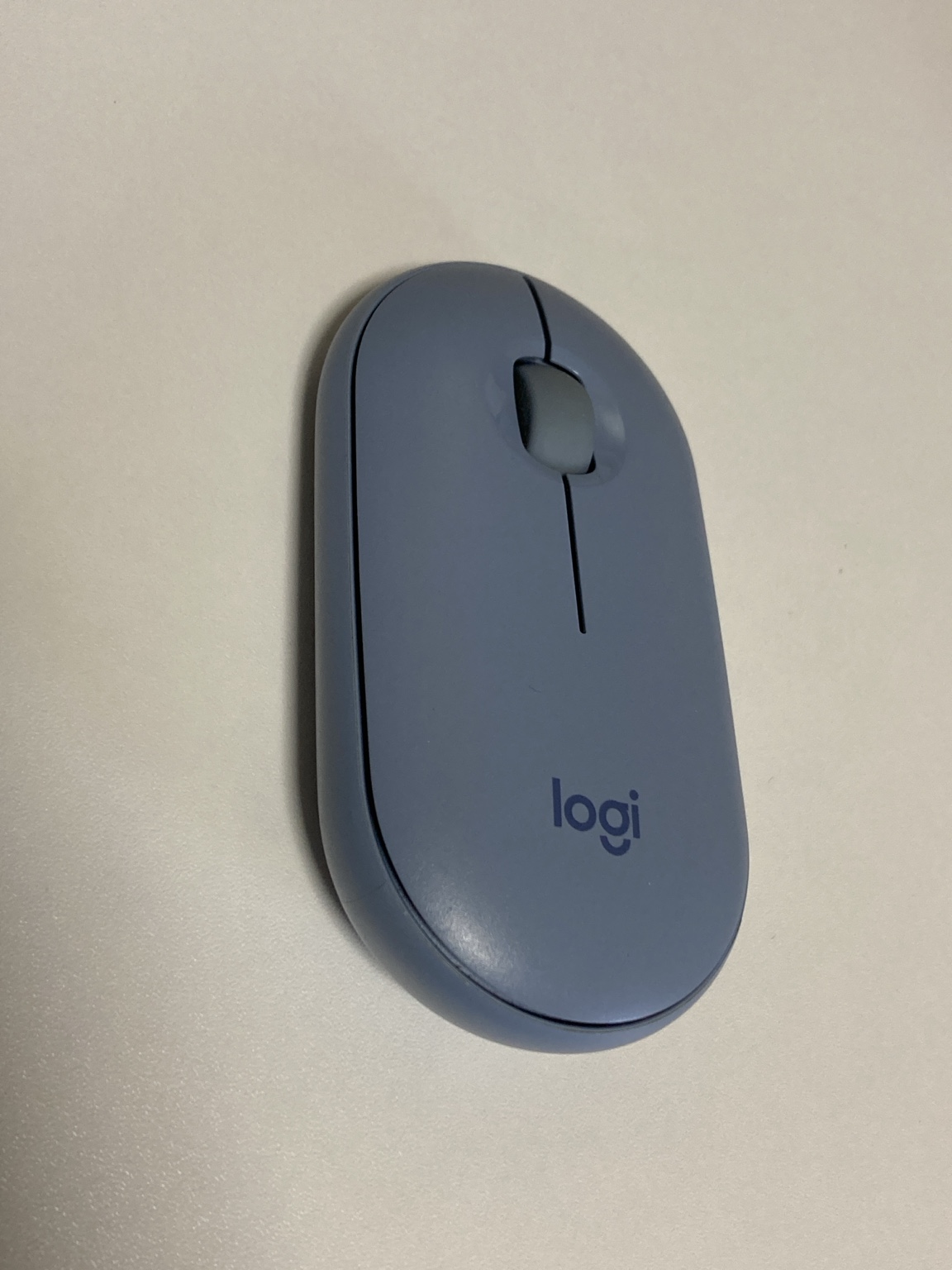 斜めから見たブルーのLogicool Pebble M350