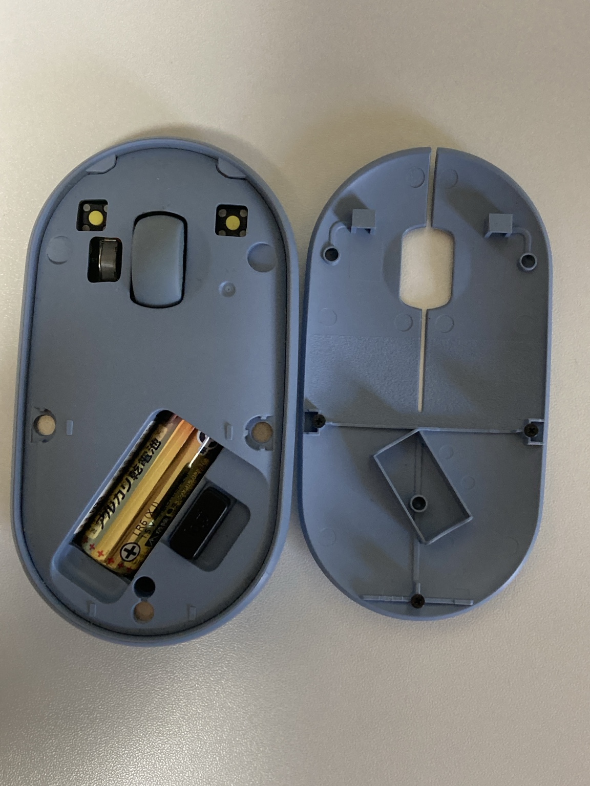 Logicool Pebble M350の電池収納部と付属USBレシーバー