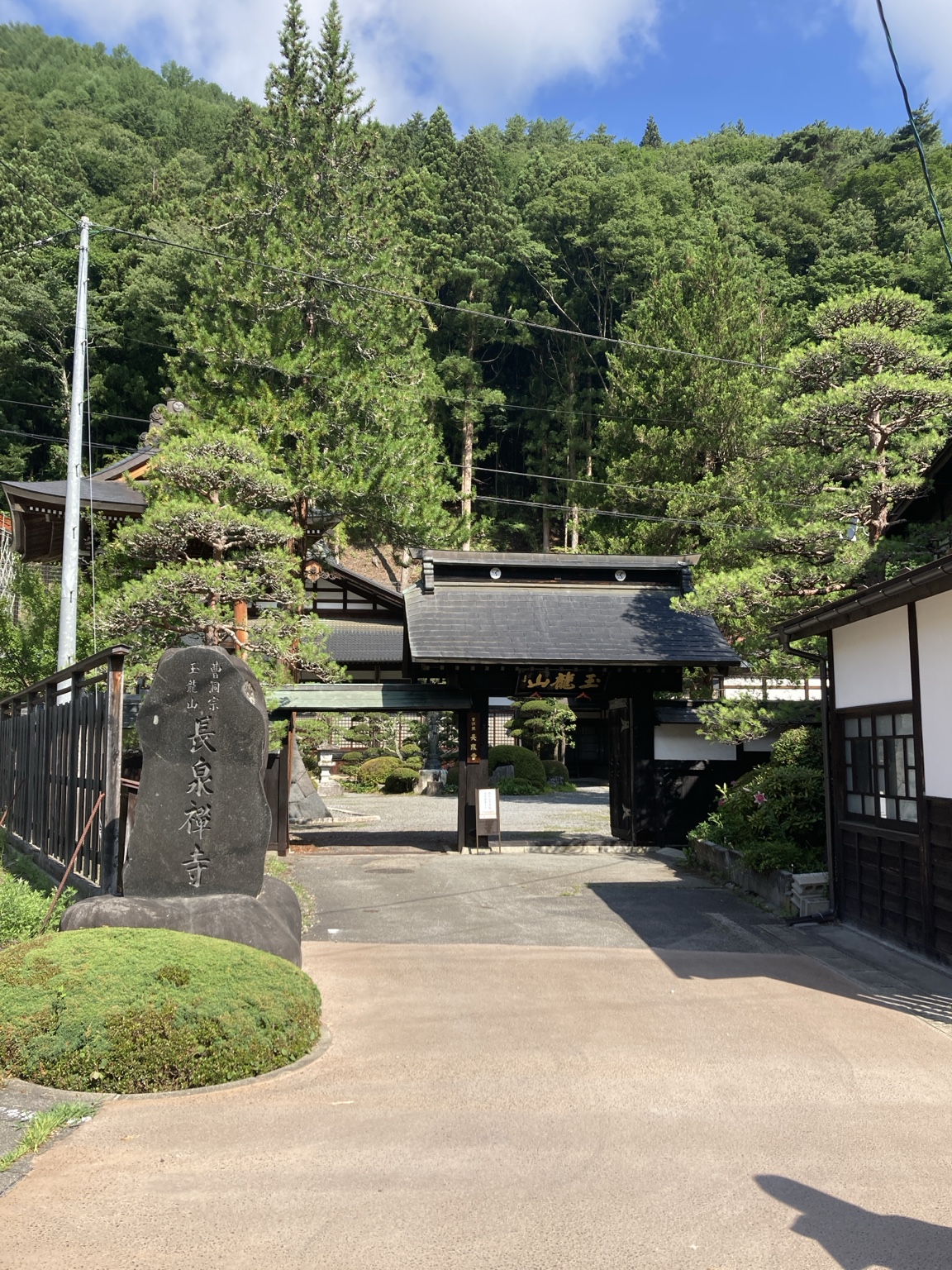 奈良井宿の五ヶ寺の一つ長泉寺の入口