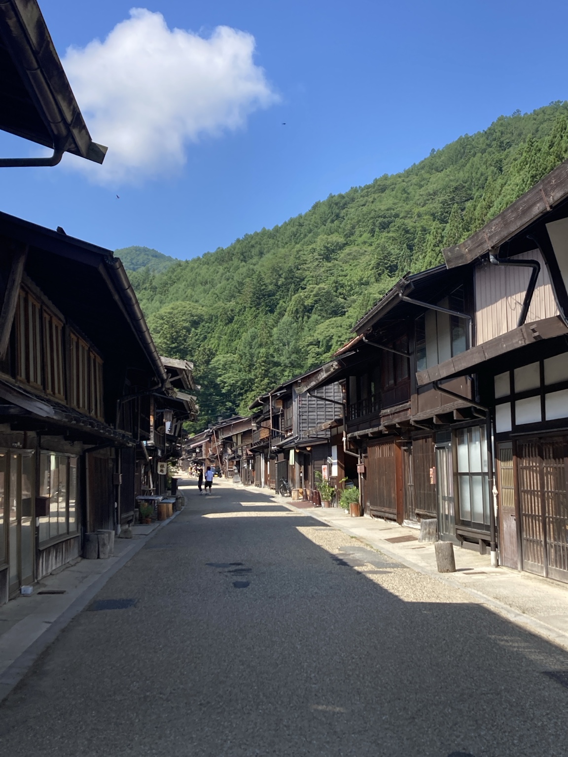 格子戸のある木造建築が続く奈良井宿の通り