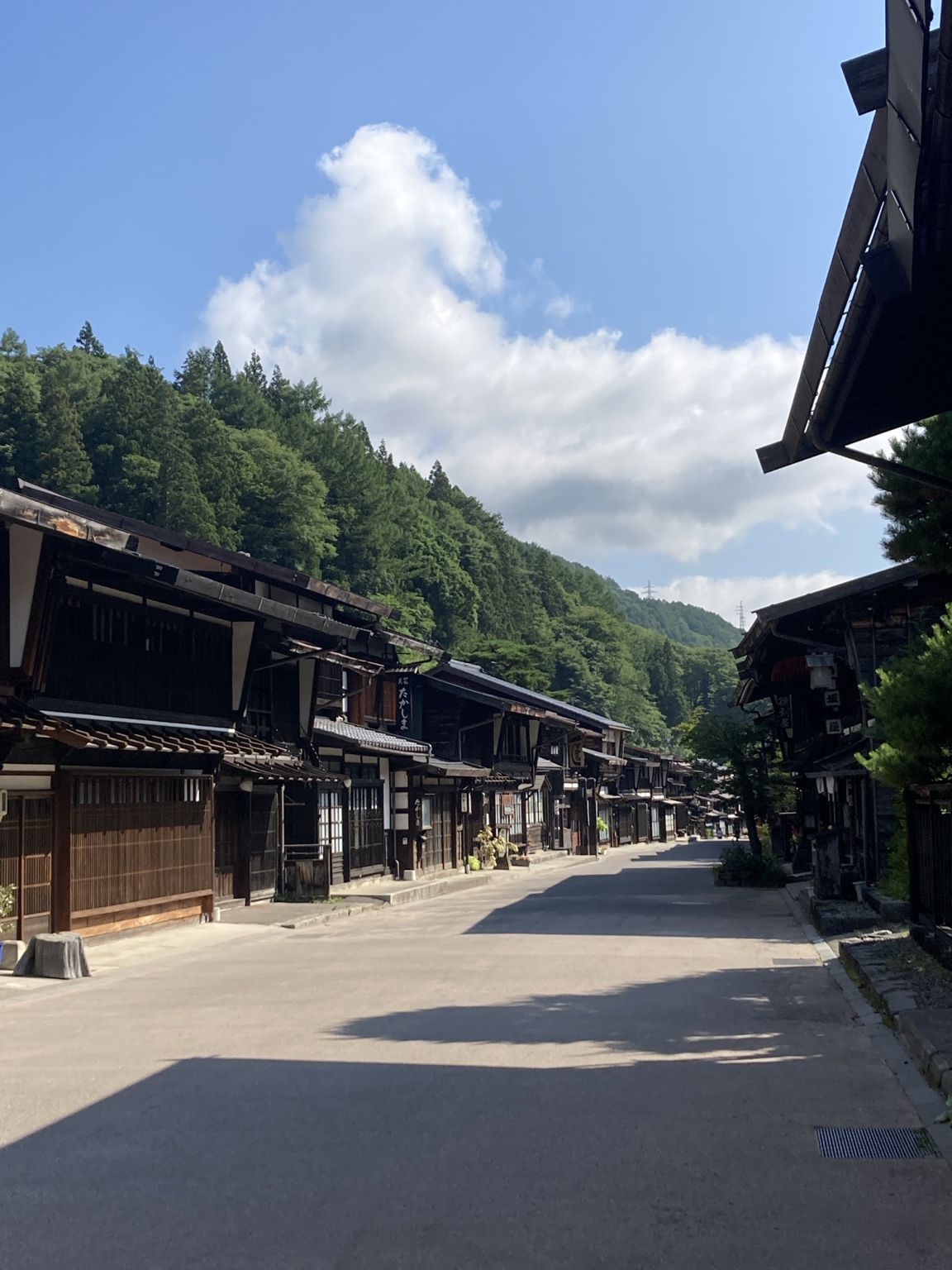 木造建築が奥まで続く奈良井宿の通り