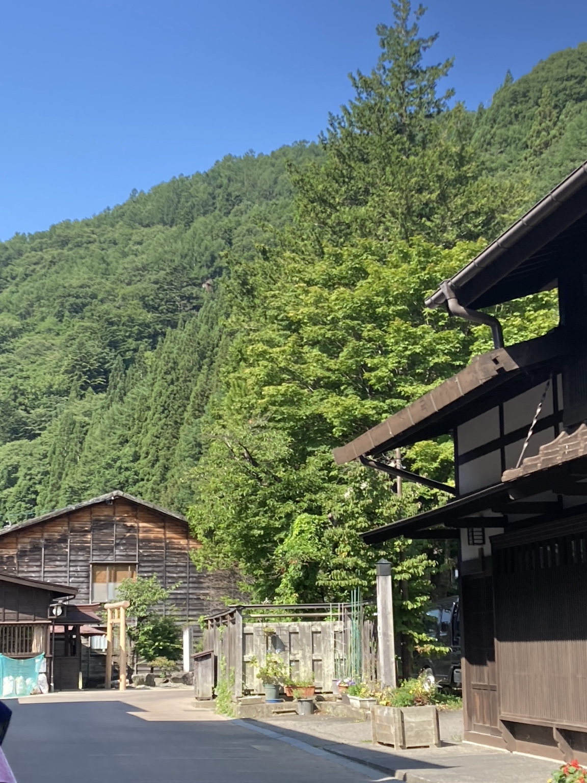 山を背景に木造建築が並ぶ奈良井宿