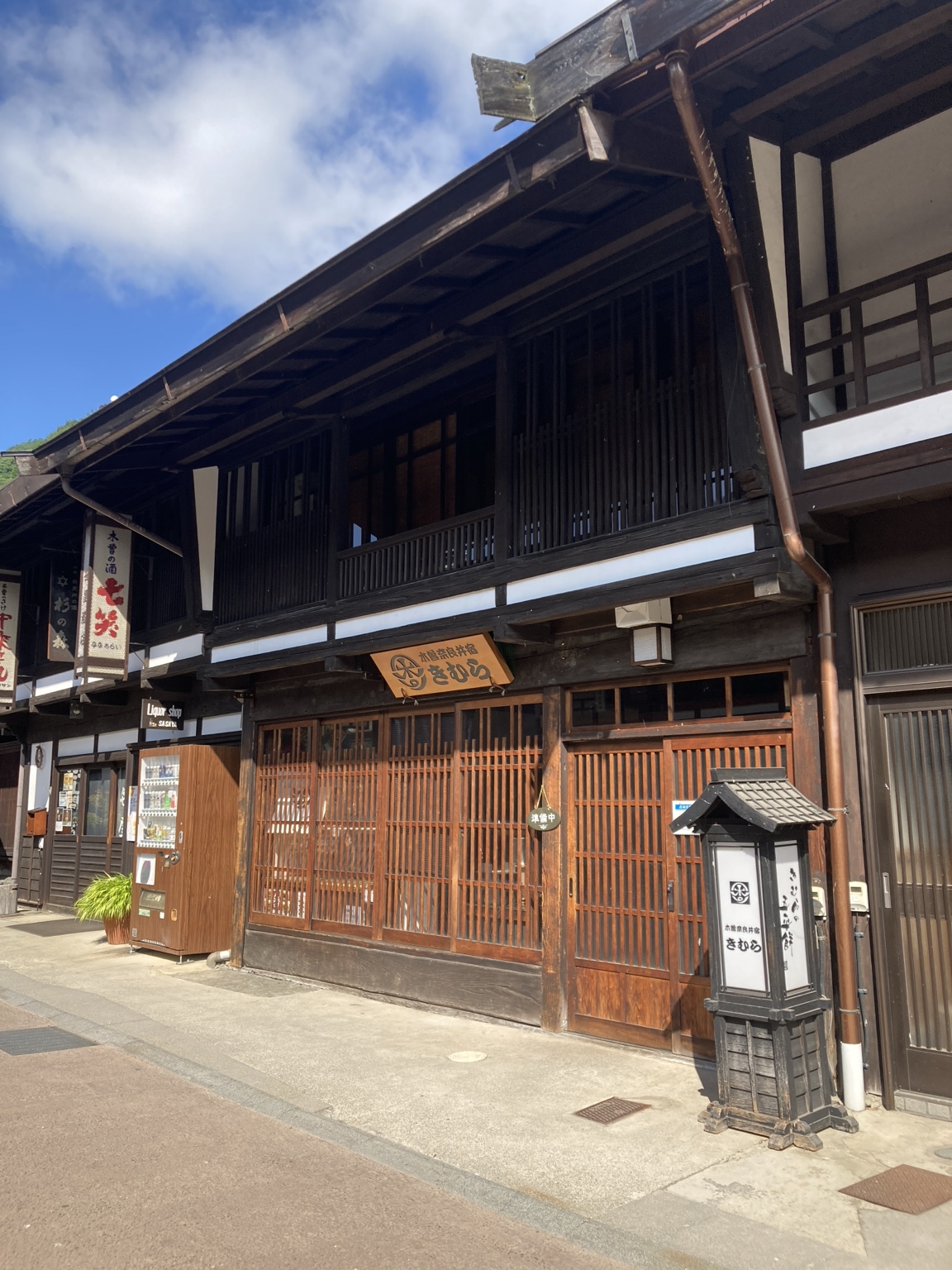 暖簾と格子戸が印象的な奈良井宿の店構え