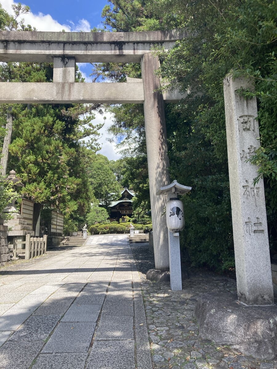 京都の岡崎神社に続く鳥居と参道