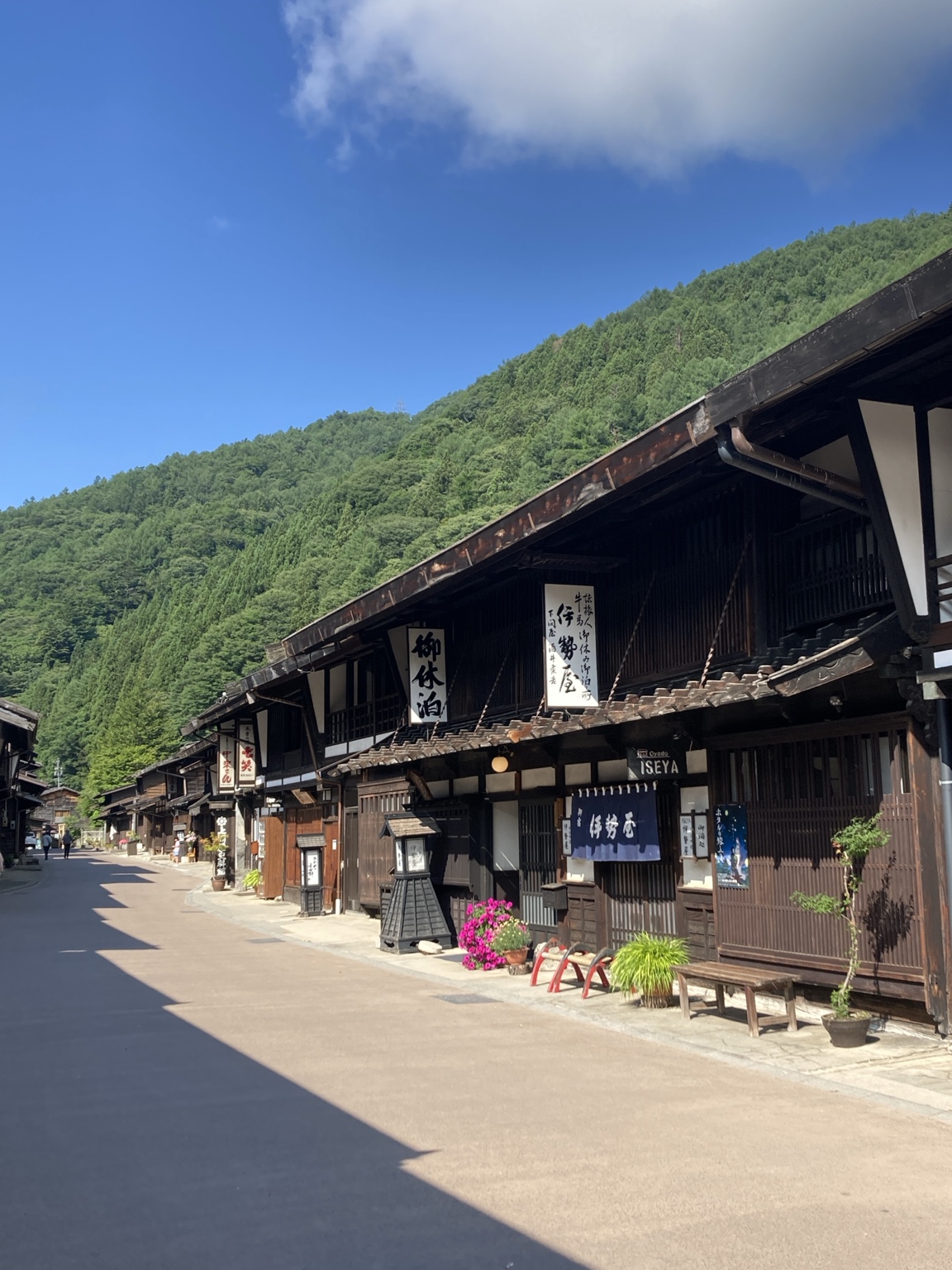 奈良井宿の町並みに建つ御宿 伊勢屋