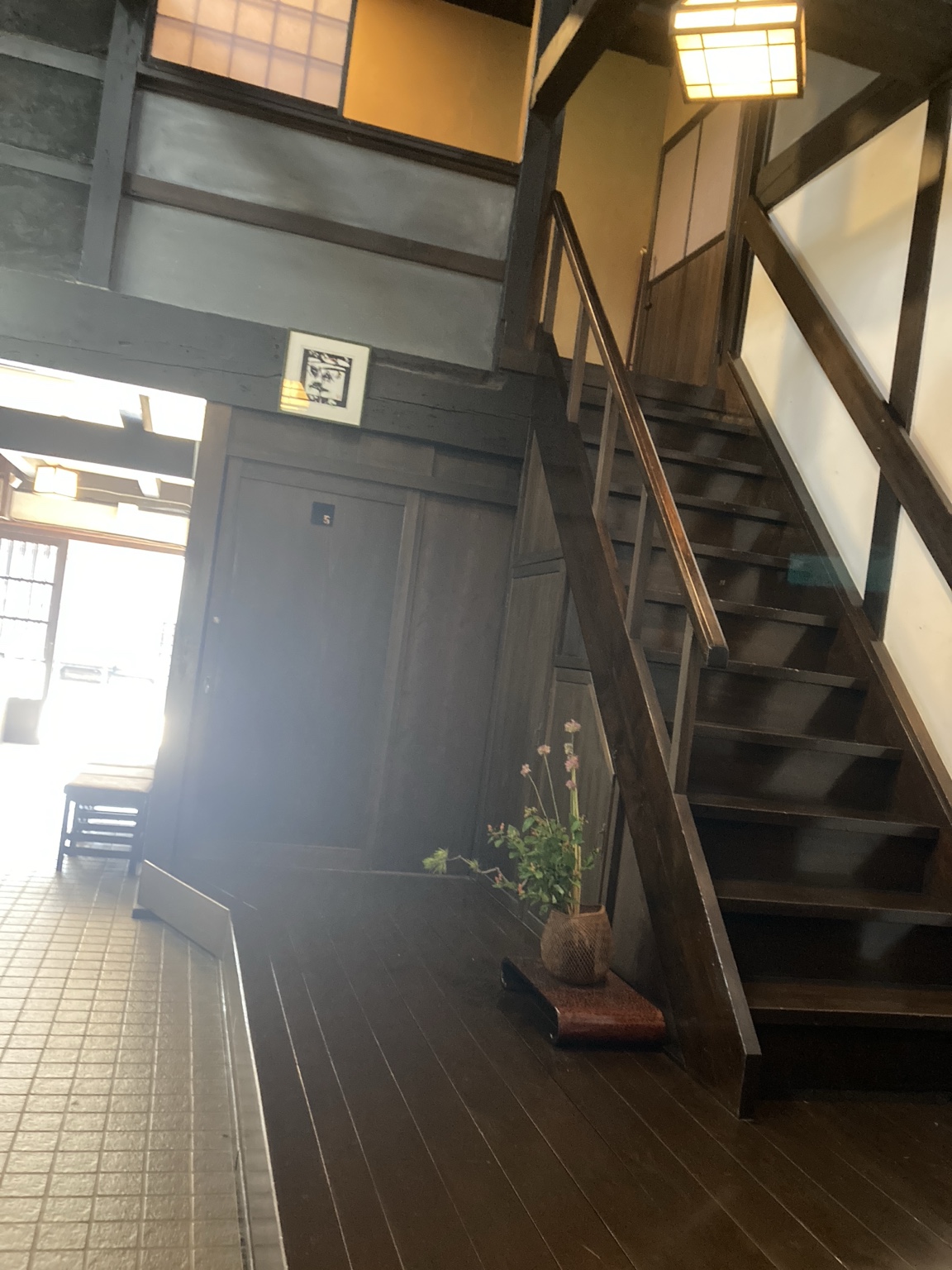 御宿 伊勢屋館内の木の階段