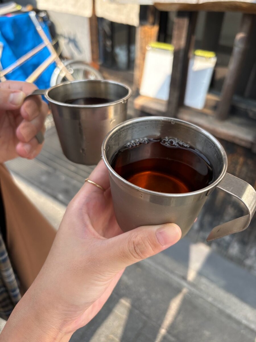 山元麺蔵の店先で待っている間に提供された麦茶
