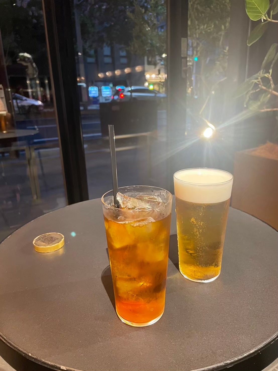 窓際のテーブルに並ぶ夜のウェルカムドリンク