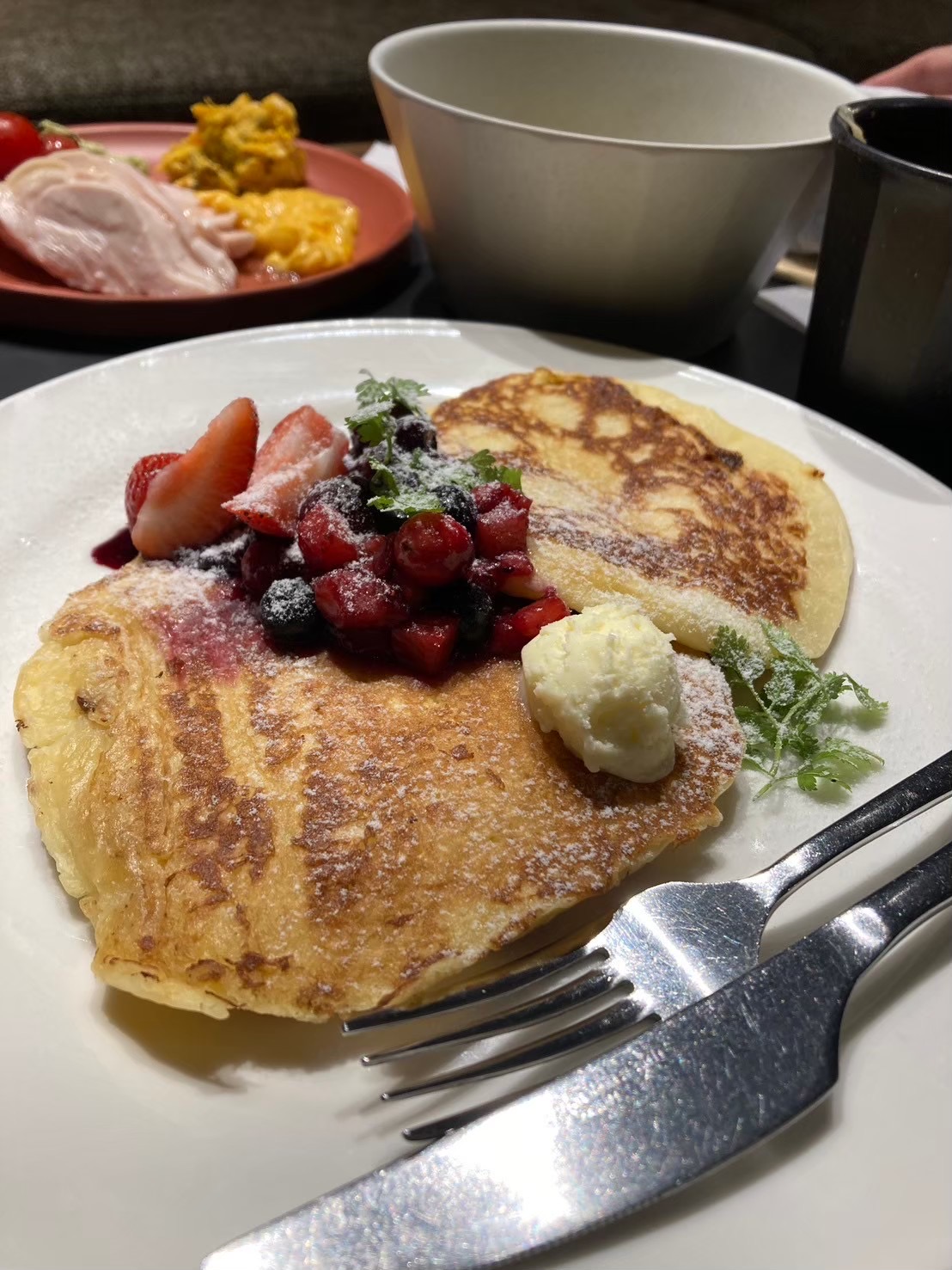 いちごなどのベリーを添えた朝食のプレート