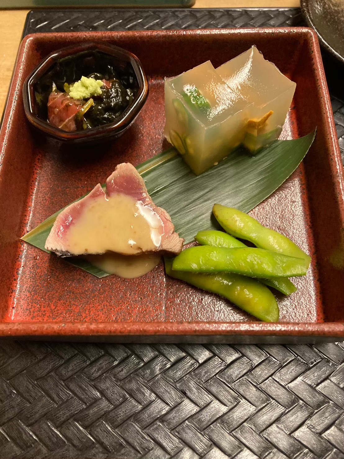 みさきの一品料理が盛り付けられた角皿