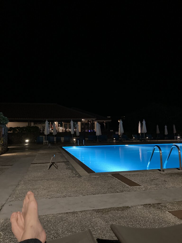 クラブメッド石垣島カビラの夜のプールと水際のはしご