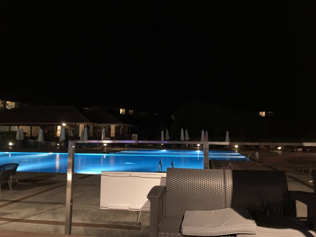 クラブメッド石垣島カビラの青く照らされた夜のプールとプールサイド