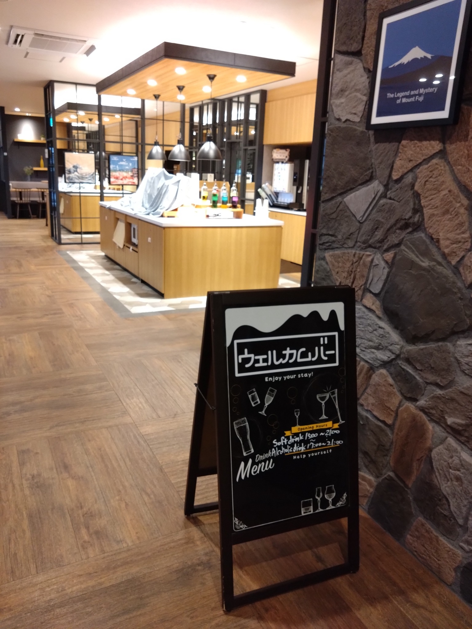 ウェルカムバーの案内看板とドリンクコーナー